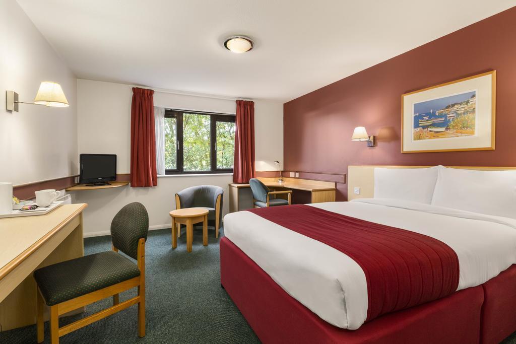Ramada Bristol West Hotel Easton in Gordano Exterior photo
